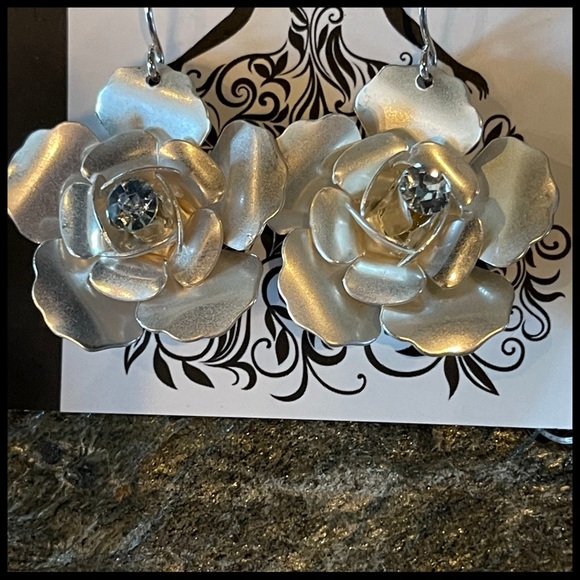 Butterfly Leaf Charm Statement Necklace - Picture 5 of 10